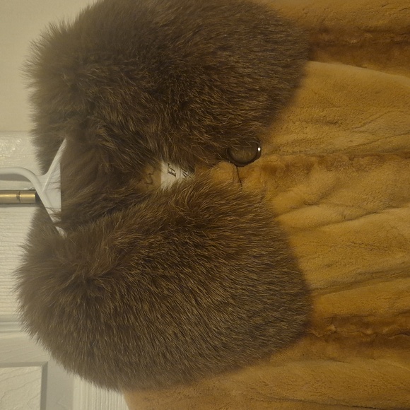 Sheared Mink fur coat with fox collar medium length - Picture 3 of 7